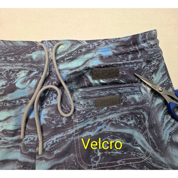 Huk Hybrid Shorts Men 32 LIMITED USE Performance Fishing Pockets Blue Water Camo - Picture 8 of 9